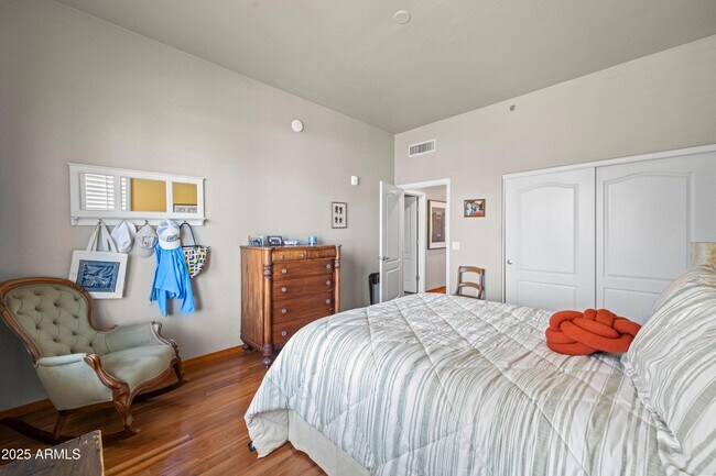 Building Photo - 17 W Vernon Ave