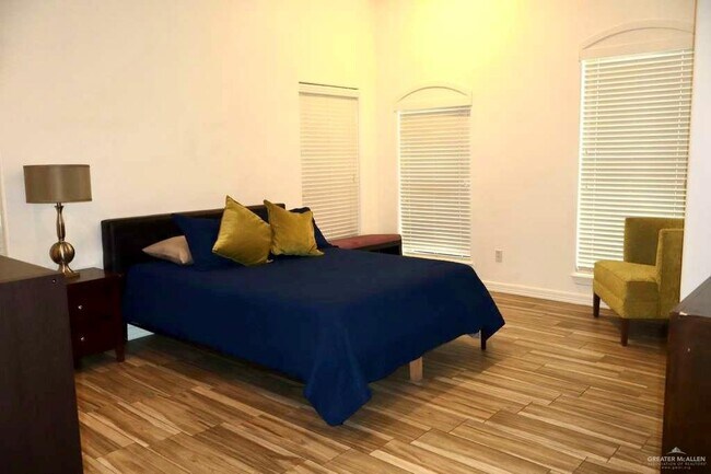 Building Photo - 16 Mimosa St