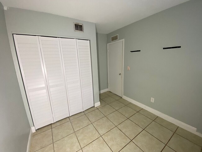 Building Photo - Three bedrooms one bath Deltona