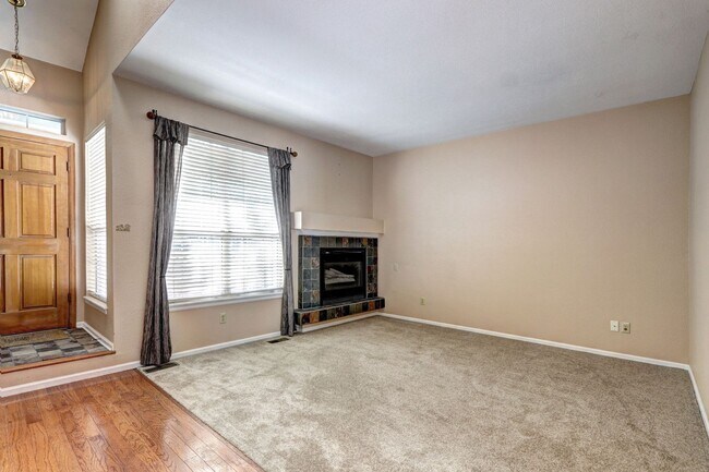 Building Photo - 2bed 2 bath townhome located in the Southp...
