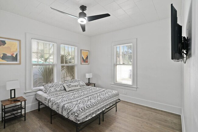 Building Photo - 1829 Hollenbeck Dr