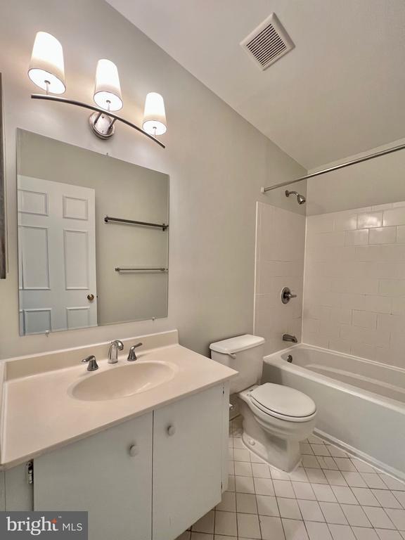 Building Photo - 10611 Pine Haven Terrace