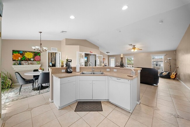 Building Photo - Beautiful 3 bedrooms 2 bathrooms single family home in Lehigh Acres