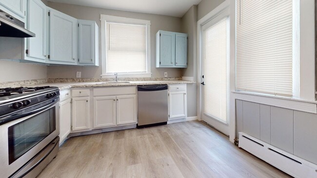 Building Photo - Cozy Modern Updated 3 Bedroom Townhome w/ Stainless Steel