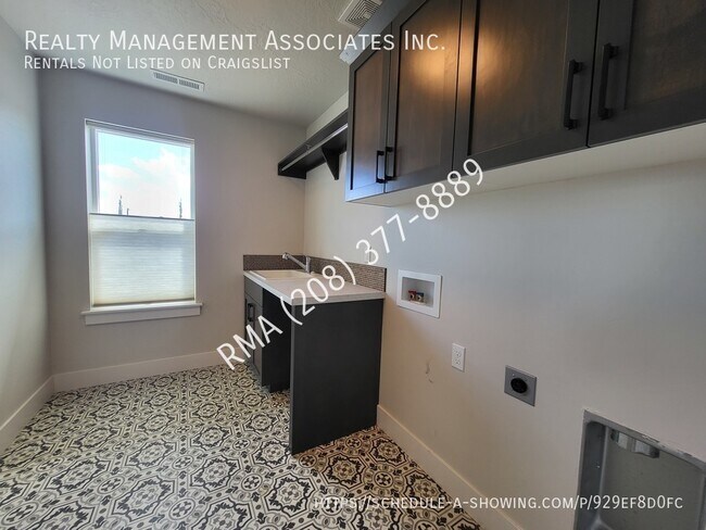 Building Photo - 2015 E Knobcone Dr