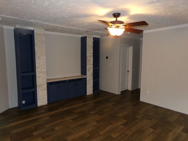 Building Photo - Country Living