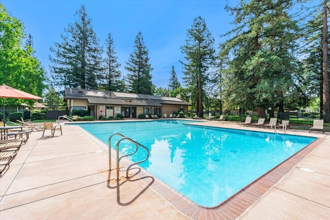 Building Photo - Freshly Renovated, End Unit Town-House Ava...