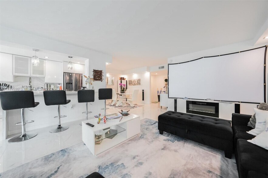 Primary Photo - 18071 Biscayne Blvd