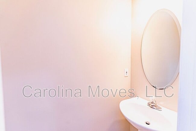 Building Photo - 211 Windsong Dr