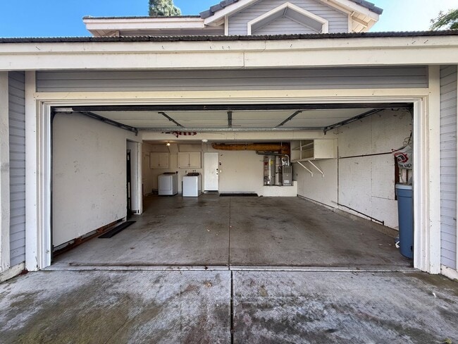 Building Photo - Great 3B/2.5BA House in Oceanside!