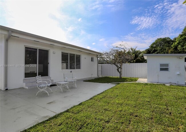 Building Photo - 3305 SW 2nd St