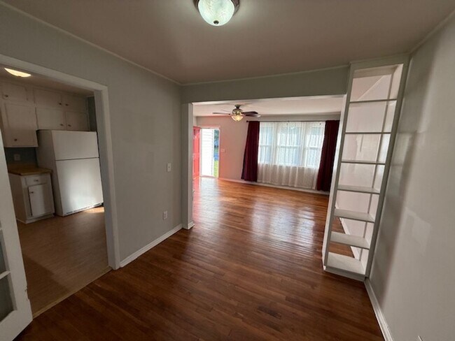 Building Photo - Cozy Home with Character