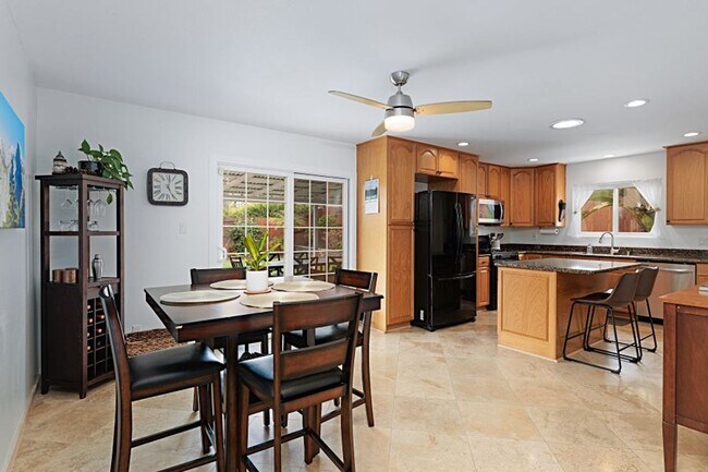 Building Photo - 3 bed 1.5 baths + 2 car garage with a larg...