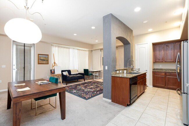Building Photo - Partially Furnished Condo | Gourmet Kitche...