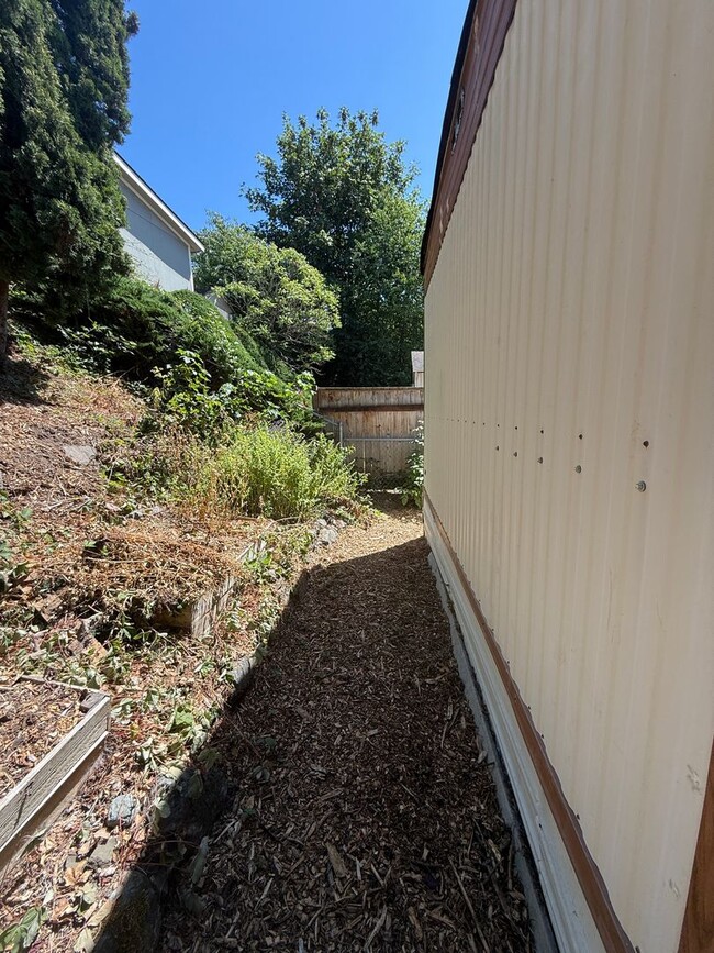 Building Photo - 2 bedroom 1 bath single wide located in Ho...