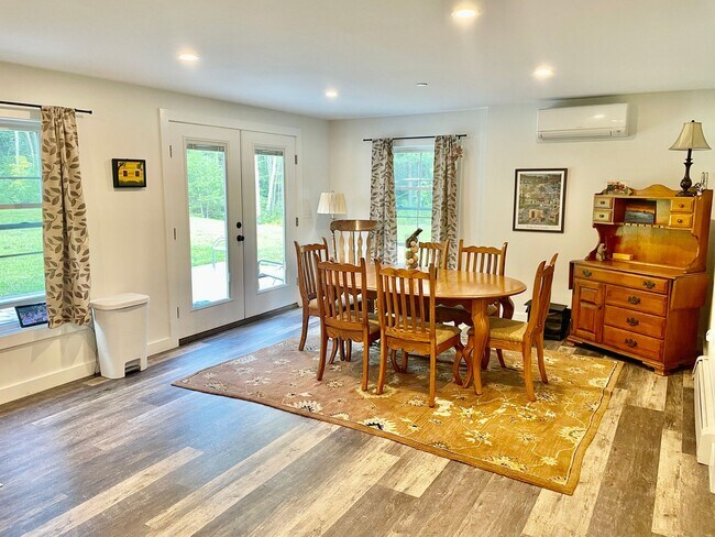 Building Photo - New 3 bed, 3 bath house with in law apt on...