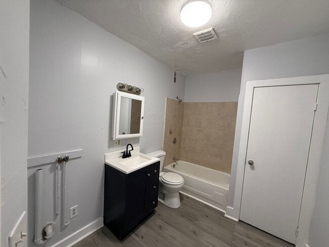 Building Photo - 82 Pine St