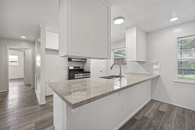 Building Photo - 9667 Meadowvale Dr