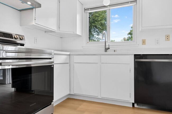 Building Photo - Freshly Renovated Single-Story Home with Huge Backyard & Prime Commuter Location!