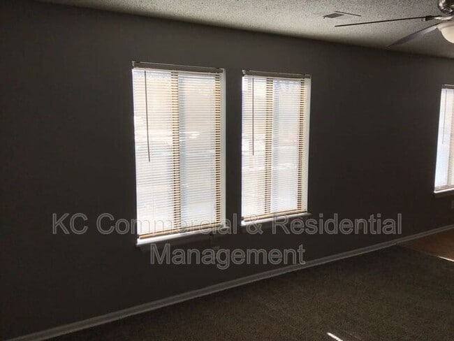 Building Photo - 208 W Meadow St