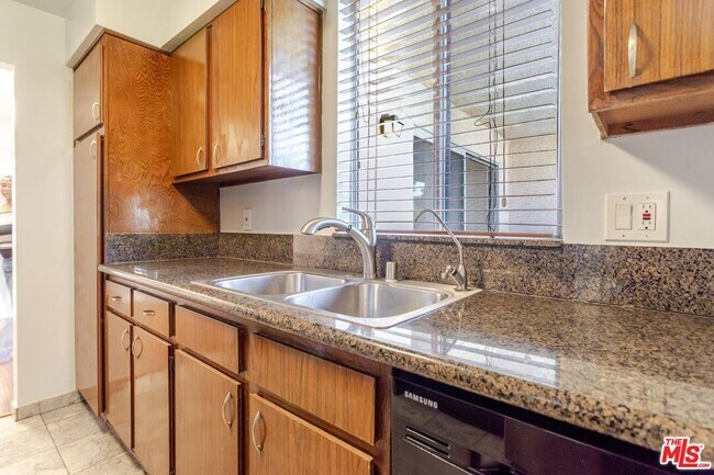 Building Photo - 14990 Victory Blvd