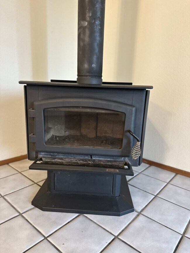 Building Photo - Three bedroom Westside home near OSU Casca...