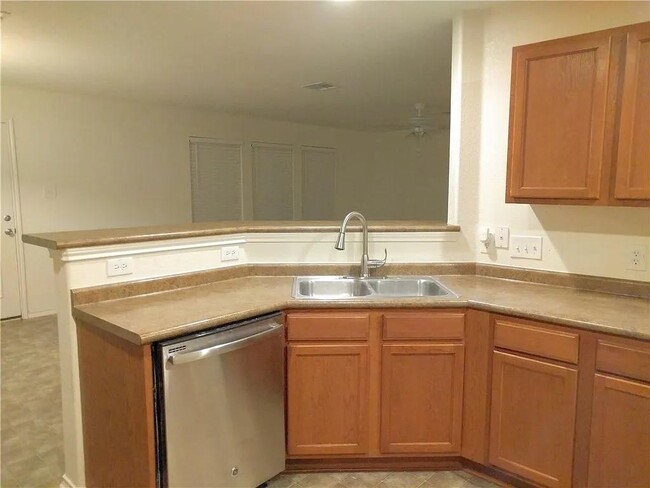 Building Photo - 2200 Weiss Ln