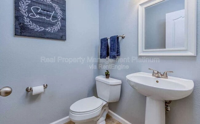 Building Photo - 2927 E Solar Ave