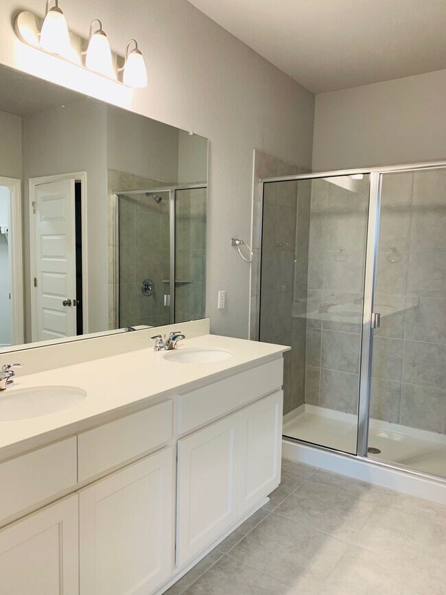 Building Photo - Single Level 4/2 Home in Highly Sought Aft...
