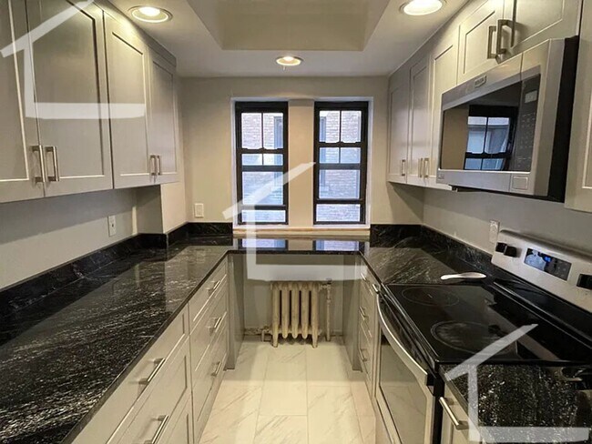 Building Photo - AWESOME 4 BED 2 BATH IN MISSION HILL!!!!