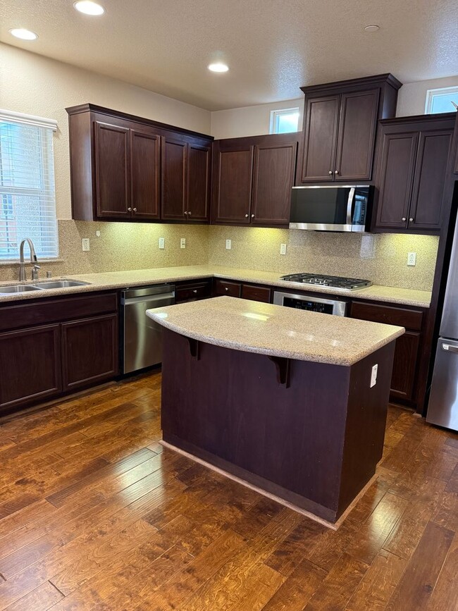 Building Photo - SPACIOUS 3 BEDROOM, 3.5 BATHROOM TOWNHOUSE IN AN EXCELLENT LOCATION. GARAGE. LAUNDRY. BALCONY. A ...