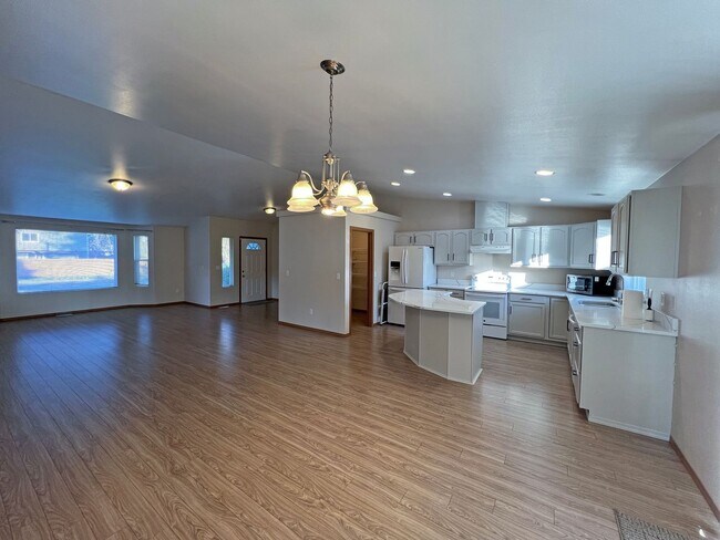 Building Photo - Exceptional 2200 sq ft Three Bedroom 2 Bath Rambler in Fed Way - with A/C