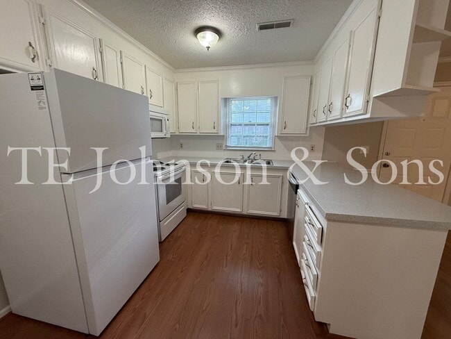 Building Photo - Charming 3-Bedroom with Fireplace & Modern...