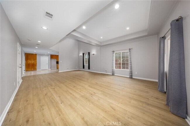 Building Photo - 642 N 6th Ave