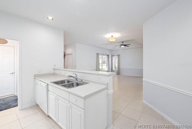 Building Photo - 1864 S Dovetail Dr