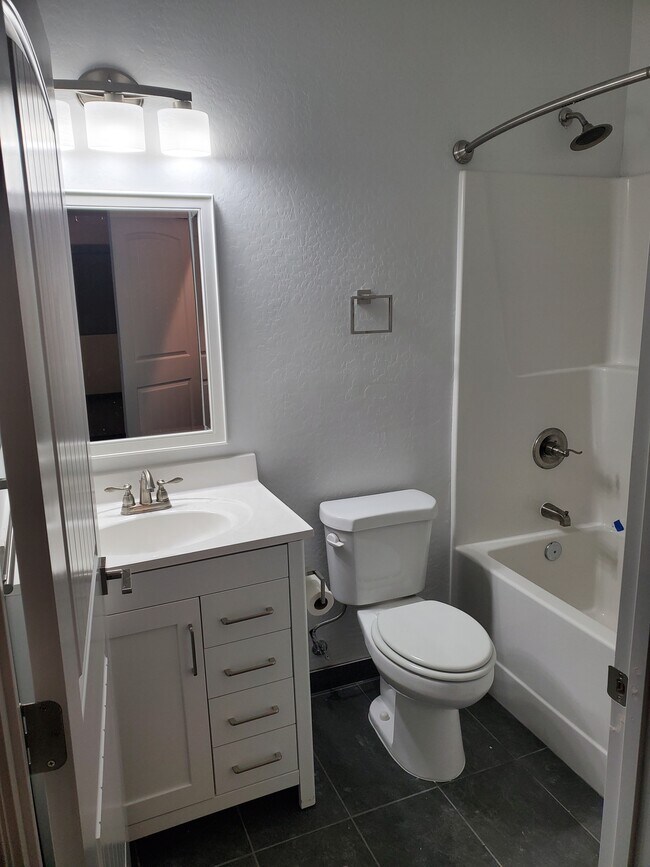 Building Photo - 521 E Mission Ln