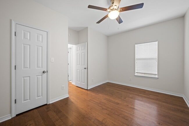 Building Photo - 123 Club Dr