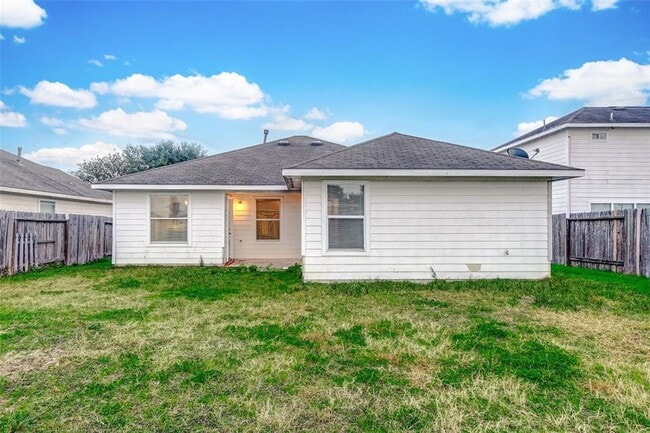 Building Photo - Welcome to this charming one-story home, ready for immediate occupancy!