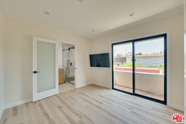 Building Photo - 843 Westbourne Dr