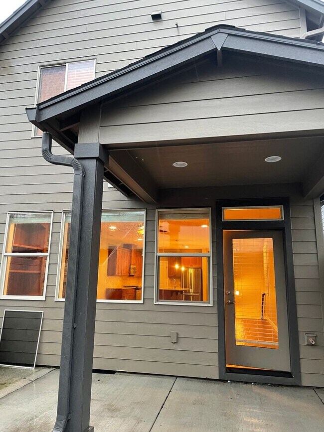 Building Photo - BEAUTIFUL LUXURY Style Townhouse with a gorgeous VIEW! Gated community in Camas! Top Rated Schools!