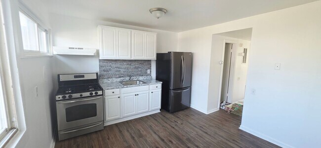 Building Photo - Updated & Move-In Ready Townhouse in Prime...