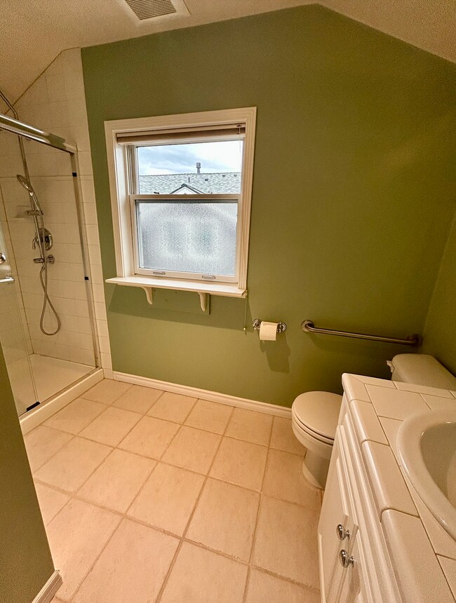 Building Photo - Madison Park Townhome