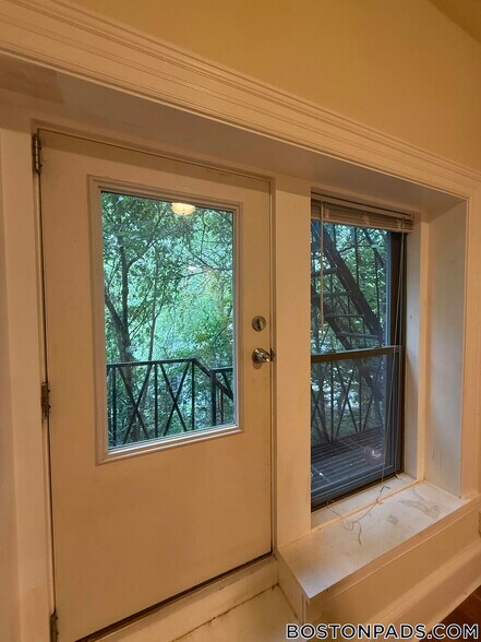 Building Photo - 1463 Beacon St