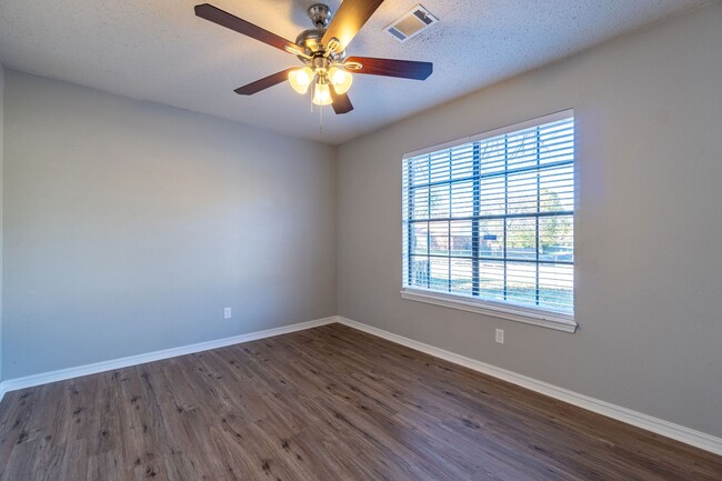 Building Photo - ** Move-In Special ** Beautiful 3 Bed 2 Ba...