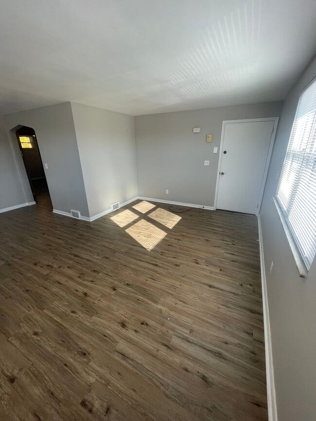 Building Photo - 2 Bedroom Apartment with Off Street Parking in McCandless!