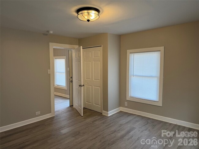 Building Photo - 603 E 8th Ave