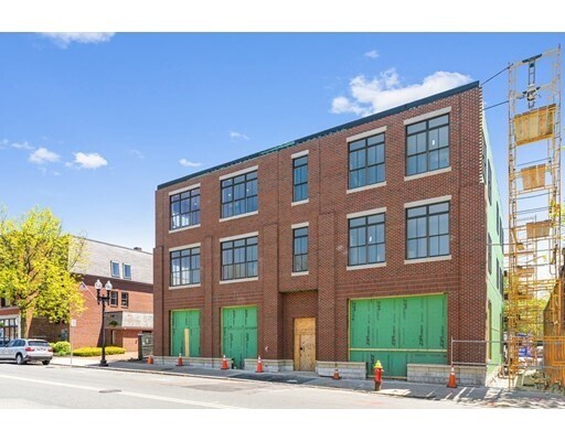 Building Photo - 421 Main St