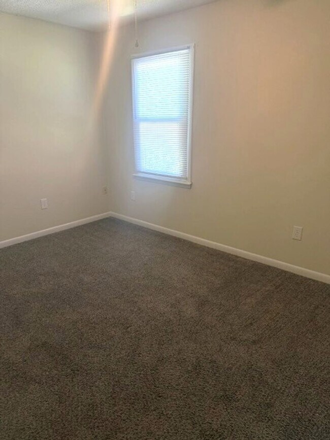 Building Photo - 800 Verdant Dr
