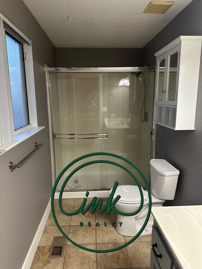 Building Photo - Newly updated home in Carson City