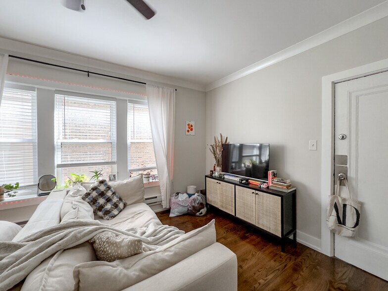 Building Photo - 648 W Roscoe St